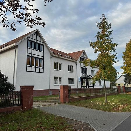 Fc-Apartmenthaus Falkensee Mit Grossem Garten Und Pkw Stellflaechen Exterior photo