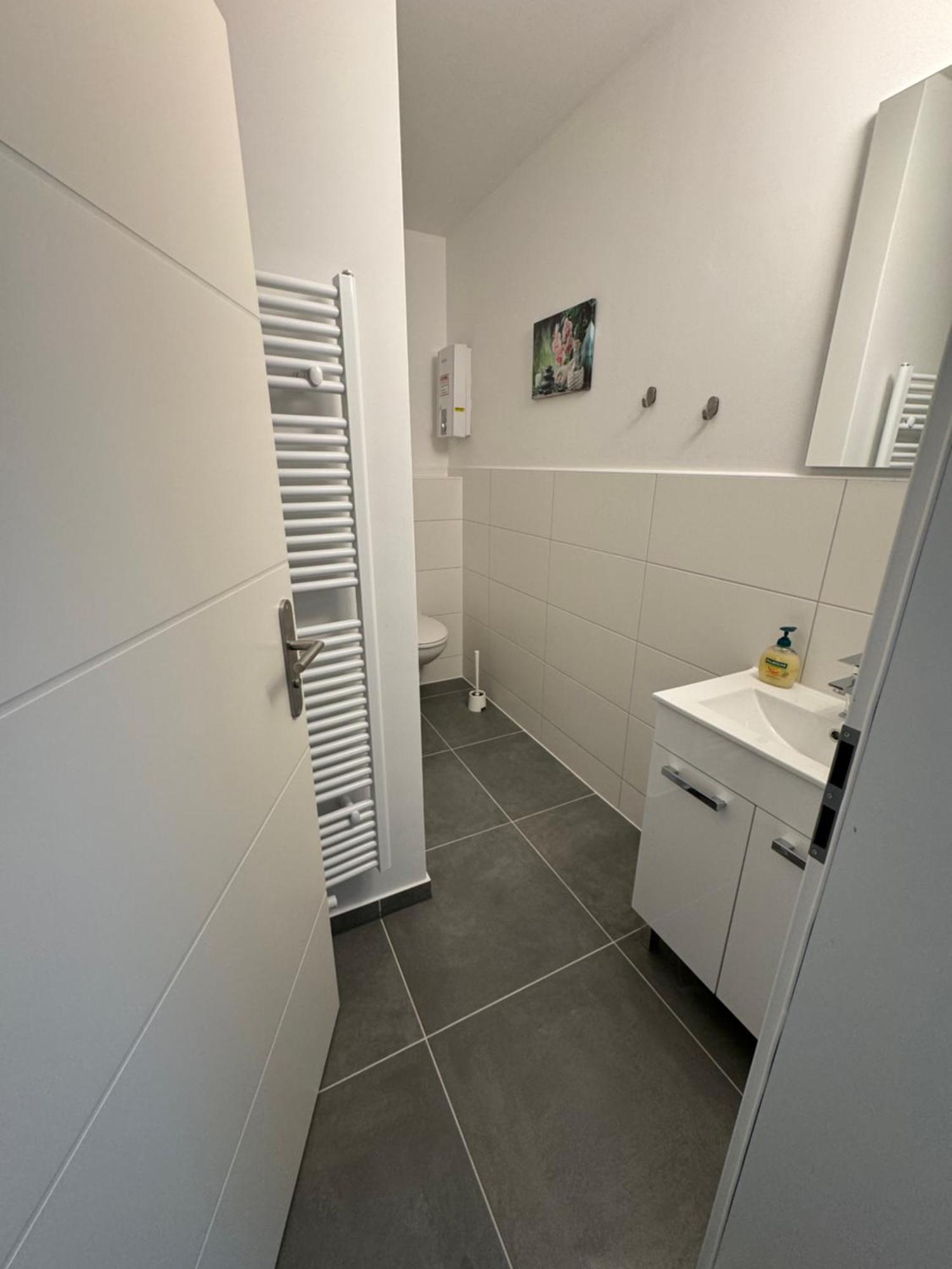 Fc-Apartmenthaus Falkensee Mit Grossem Garten Und Pkw Stellflaechen Exterior photo
