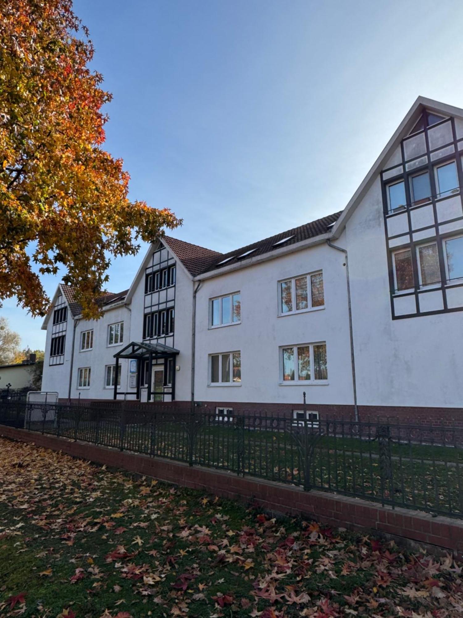 Fc-Apartmenthaus Falkensee Mit Grossem Garten Und Pkw Stellflaechen Exterior photo